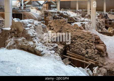 Santorini, Griechenland - 18. September 2020: Ausgrabungen in der prähistorischen Stadt Akrotiri in Santorini, Griechenland Stockfoto