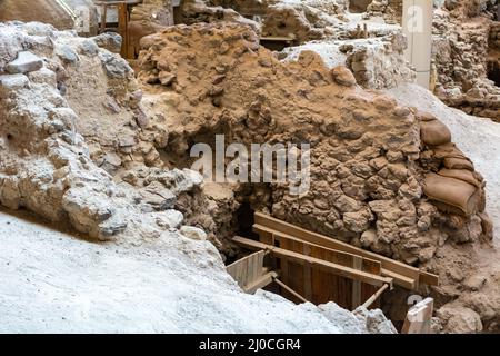 Santorini, Griechenland - 18. September 2020: Ausgrabungen in der prähistorischen Stadt Akrotiri in Santorini, Griechenland Stockfoto