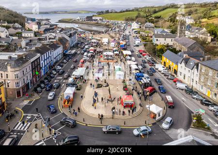 Bantry, West Cork, Irland. 18. März 2022. Der Bantry Market fand heute mit Musik auf dem Platz im Rahmen des St. Patrick's Festivals statt. Der Platz war voll mit vielen Ständen und Hunderten von Menschen. Met Éireann hat für den Rest des Tages Sonnenschein prognostiziert. Quelle: AG News/Alamy Live News Stockfoto