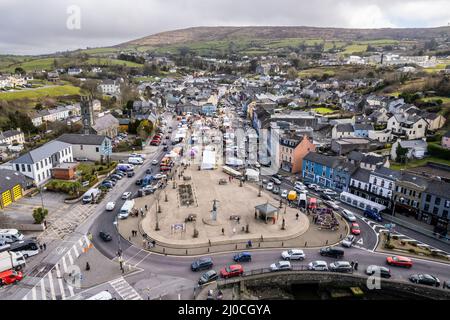 Bantry, West Cork, Irland. 18. März 2022. Der Bantry Market fand heute mit Musik auf dem Platz im Rahmen des St. Patrick's Festivals statt. Der Platz war voll mit vielen Ständen und Hunderten von Menschen. Met Éireann hat für den Rest des Tages Sonnenschein prognostiziert. Quelle: AG News/Alamy Live News Stockfoto