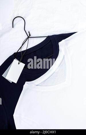 Weißes und blaues Baumwoll-T-Shirt-Modell, isoliert auf weißem Hintergrund. Logo-Tag Stockfoto