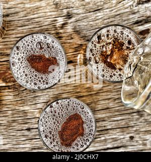 Bier zapfen. Gläser mit Bier stehen auf einem Holztisch. Blick von oben. Nahaufnahme Stockfoto