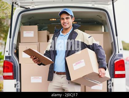 Meine Lieferungen laufen alle planmäßig. Porträt eines Lieferers, der Kisten aus seinem Lieferwagen auslädt. Stockfoto