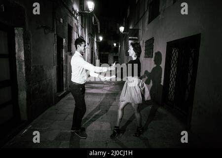 Perfektes Paar in der Liebe küssen, tanzen auf einer Stadtstraße in der Nacht. Stockfoto