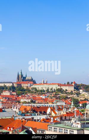 Panoramablick auf die Stadt Prag mit dem Veitsdom, Tschechische Republik. Stadtbild mit großem Kopierraum über dem blauen Himmel Stockfoto