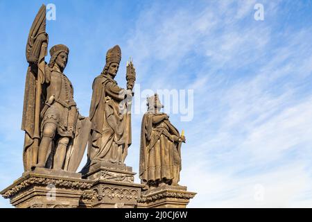 Statuen der Heiligen Norbert, Wenzel und Sigismund von Josef Max (1853) auf der Karlsbrücke in Prag, Tschechische Republik Stockfoto
