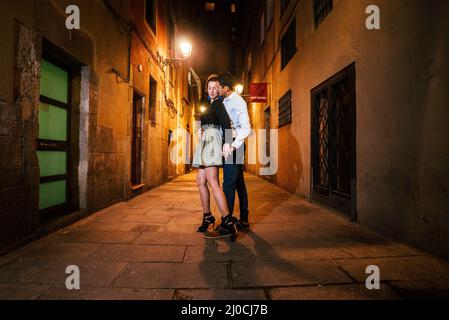 Perfektes Paar in der Liebe küssen, tanzen auf einer Stadtstraße in der Nacht. Stockfoto