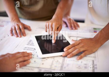 Tablet-Technologie das perfekte Design-Tool. Ausgeschnittene Aufnahme einer Gruppe von Designern mit einem digitalen Tablet. Stockfoto