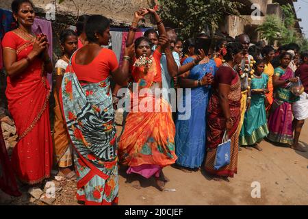 Neu-Delhi, Indien. 18. März 2022. Ein Hindu-Anhänger reagiert während der Thaipusam-Prozession. Kredit: ZUMA Press, Inc./Alamy Live Nachrichten Stockfoto