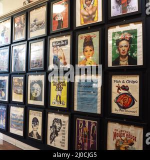 Verschiedene Poster und Promi-Bilder, Camden Market, Camden Stockfoto