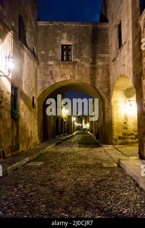 Rhodos Altstadt bei Nacht, Ritterstraße, Griechenland Stockfoto