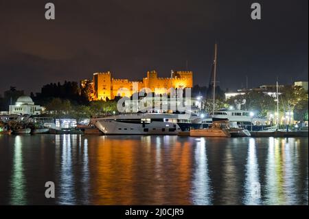 Rhodos, Hafen Nachtansicht des Palastes des Großmeisters der Ritter, Griechenland Stockfoto