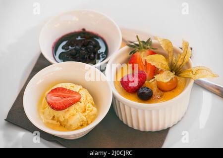 Creme Brulee Dessert mit Früchten Vith Eis Stockfoto