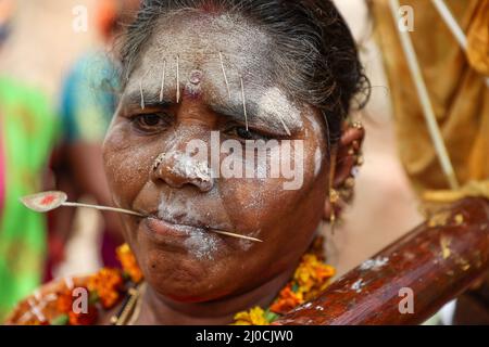 Neu-Delhi, Indien. 18. März 2022. Eine hinduistische Anhängerin hat ihre Zunge durchbohrt, als sie an der Thaipusam-Prozession teilnimmt. Kredit: ZUMA Press, Inc./Alamy Live Nachrichten Stockfoto