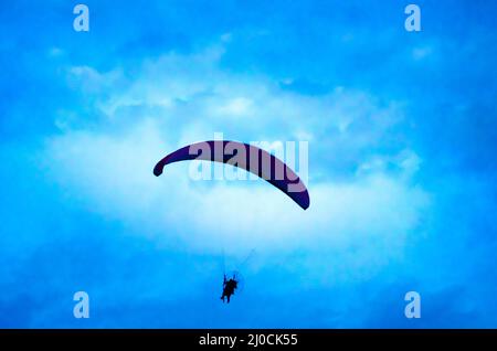 Blick auf einen fliegenden Gleitschirm Stockfoto