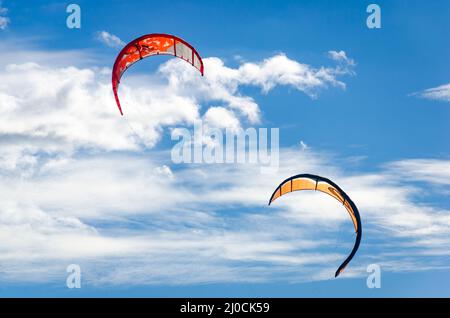 Ein paar Kitesurfen aus der Nähe hoch am Himmel Stockfoto