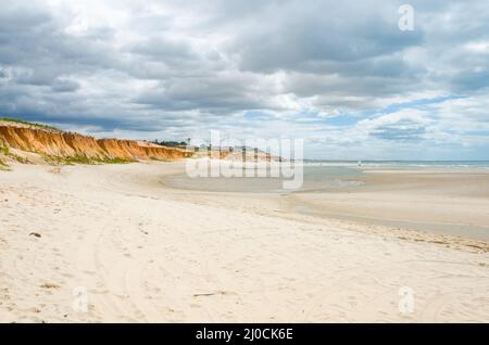 Blick auf die orangefarbenen Klippen von Canoa Quebrada und Stockfoto