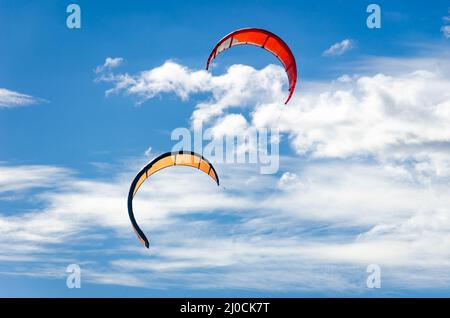 Ein paar Kitesurfen aus der Nähe hoch am Himmel Stockfoto