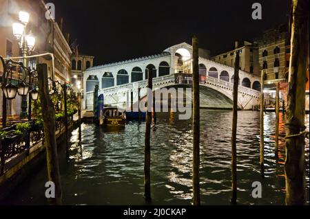 Rialtobrücke, Venedig bei Nacht ruhig und nicht übervölkert, Italien Stockfoto