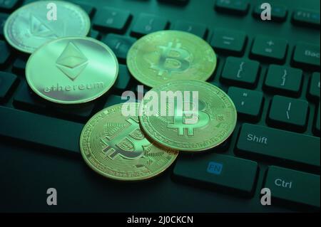 Closeup Bitcoin und Ethereum Crypto Currency Coins auf der Tastatur Stockfoto