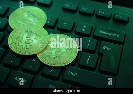 Nahaufnahme Bitcoin Crypto Currency Coins Auf Der Tastatur Stockfoto