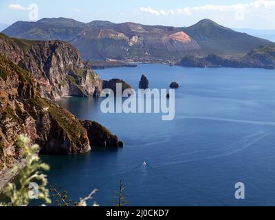 Blick von Lipari auf den großen Krater von Vulcano, Äolische Inseln, Italien Stockfoto