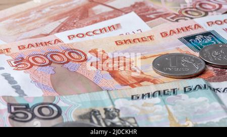 Bargeld der Russischen Föderation. Detail der russischen Banknoten und Münzen (Rubel) mit den Worten "Banknote Russlands" in russischer Sprache geschrieben Stockfoto