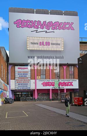Eintritt zum Peckham Plex, dem berühmten unabhängigen Multiplex-Kino im Süden Londons, das alle Plätze für 4,99 £ bietet. Im Film Rye Lane aus dem Jahr 2023. Stockfoto