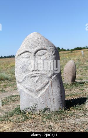 Mittelalterliche Steinskulptur (Balbal) am Burana Tower, Tokmak, Kirgisistan Stockfoto