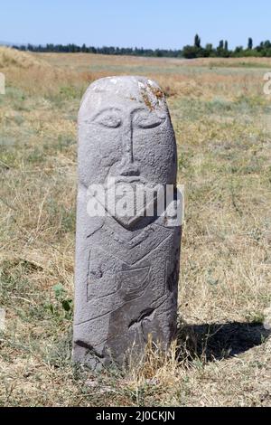 Mittelalterliche Steinskulptur (Balbal) am Burana Tower, Tokmak, Kirgisistan Stockfoto