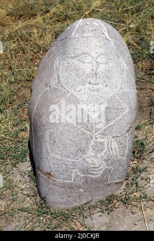 Mittelalterliche Steinskulptur (Balbal) am Burana Tower, Tokmak, Kirgisistan Stockfoto