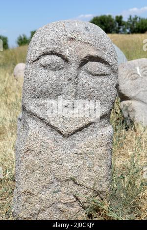 Mittelalterliche Steinskulptur (Balbal) am Burana Tower, Tokmak, Kirgisistan Stockfoto