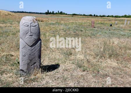 Mittelalterliche Steinskulptur (Balbal) am Burana Tower, Tokmak, Kirgisistan Stockfoto