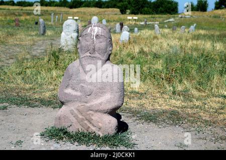 Mittelalterliche Steinskulpturen (Balbals) am Burana Tower, Tokmak, Kirgisistan Stockfoto