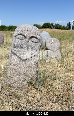 Mittelalterliche Steinskulpturen (Balbals) am Burana Tower, Tokmak, Kirgisistan Stockfoto