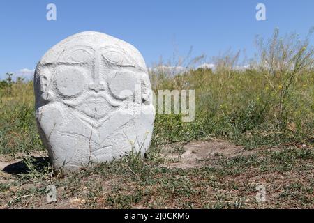 Mittelalterliche Steinskulptur (Balbal) am Burana Tower, Tokmak, Kirgisistan Stockfoto