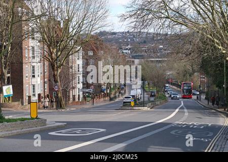 Blick nach Süden auf Dog Kenel Hill in East Dulwich, London, Großbritannien. Zeigt Busspur, 20mph Geschwindigkeitsbegrenzungsschilder und öffentliche Wohnblöcke (links) Stockfoto