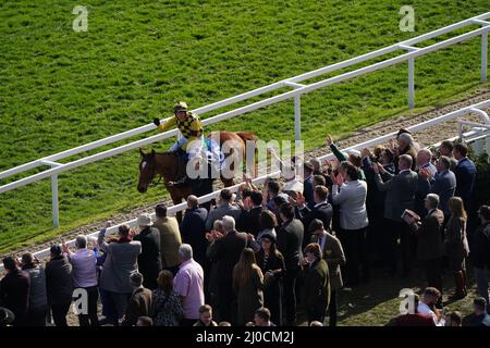 State man von Paul Townend geritten feiern den Gewinn der McCoy Contractors County Handicap Hürde am vierten Tag des Cheltenham Festivals auf der Cheltenham Rennbahn. Bilddatum: Freitag, 18. März 2022. Stockfoto