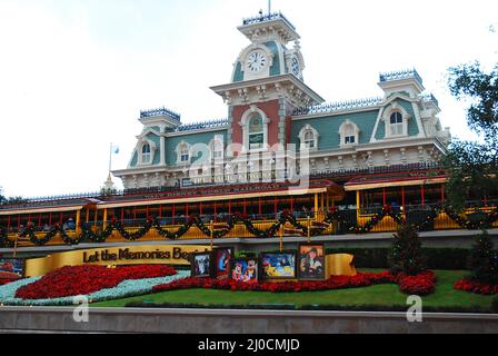 Der historische Bahnhof von Disney World ist zu Weihnachten geschmückt Stockfoto