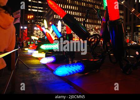 Überlebensgroße verworrene Weihnachtslichter sind Dekorationen in New York City Stockfoto