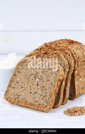 Brot Mehrkornbrot Vollkornbrot Brot Getreidebrot Schnittscheibe Portrait auf Holzplatte Stockfoto