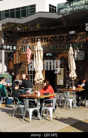 Im Last Chance Saloon am Jack London Square, Oakland, Kalifornien, speisen ein Paar unter freiem Himmel Stockfoto