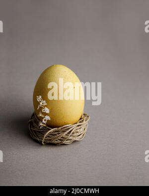 Osterei mit Blumen. Zusammensetzung der Osterkost und Platz für einen Text Stockfoto