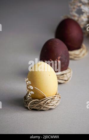 Osterei mit Blumen. Zusammensetzung der Osterkost und Platz für einen Text Stockfoto