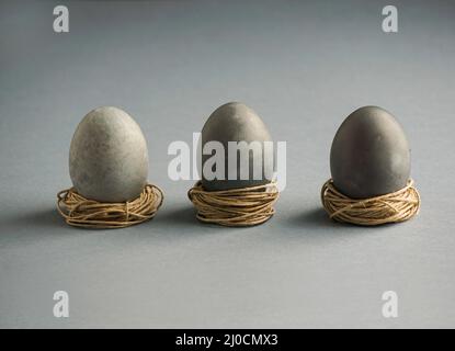 Osterei mit Blumen. Zusammensetzung der Osterkost und Platz für einen Text Stockfoto