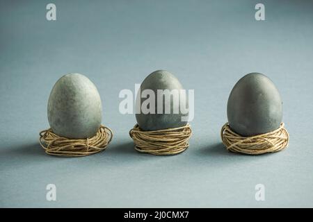 Osterkarte mit Ostereiern. Osterkonzeptkomposition auf lue-Hintergrund und Raum für einen Text Stockfoto