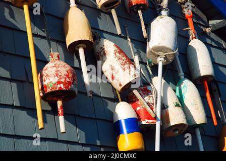Bunte Hummerbojen hängen an einer Wand eines Fischrestaurants Stockfoto
