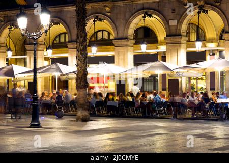 Nächtliche Beleuchtung des Königlichen Platzes in Barcelona Stockfoto