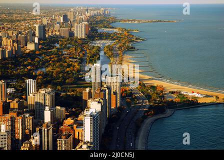 Ein Luftbild der Skyline von Chicago und des Seeufers im Herbst Stockfoto