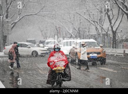 Peking, China. 18. März 2022. Ein Bürger fährt im Schnee in Peking, der Hauptstadt Chinas, 18. März 2022. Quelle: Chen Yehua/Xinhua/Alamy Live News Stockfoto